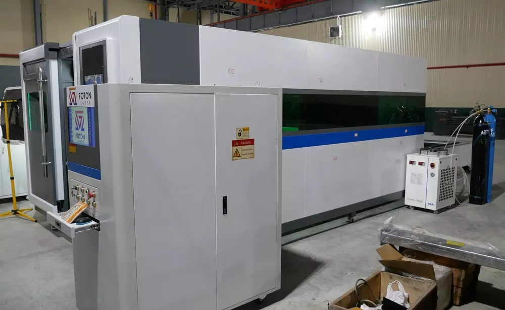 FL-L2060FHR-8000-D350-IPG Лазерный станок для резки листового металла и труб с кабинетной защитой