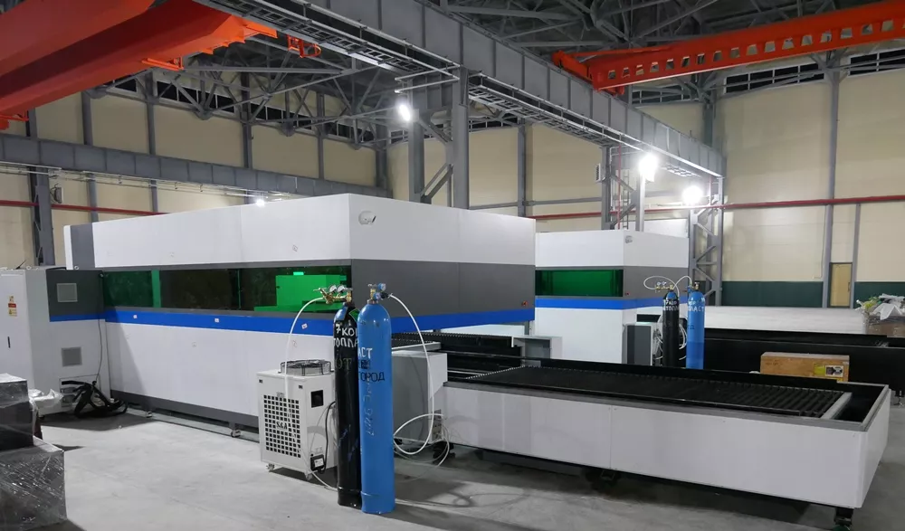 FL-L1530FEHR-1000-D220-IPG Лазерный станок для резки листового металла и труб со сменным столом и кабинетной защитой