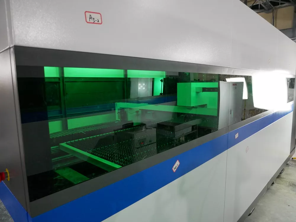 FL-L1560FHE-30000-Raycus Лазерный станок для резки листового металла с кабинетной защитой и сменным столом
