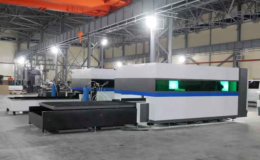 FL-L2060FEHR-12000-D350-Raycus Лазерный станок для резки листового металла и труб со сменным столом и кабинетной защитой
