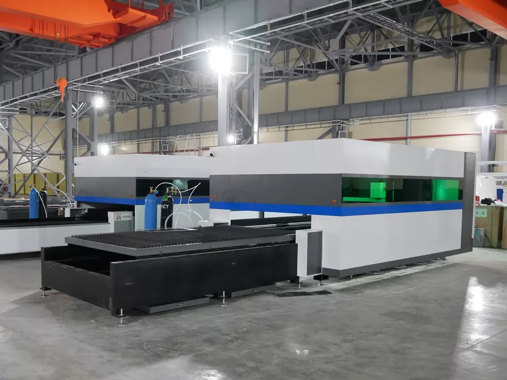FL-L2060FEHR-12000-D350-Raycus Лазерный станок для резки листового металла и труб со сменным столом и кабинетной защитой